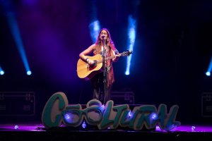 Lena Carrilero es una cantautora y poeta almeriense, que ha vuelto a casa después de vivir un tiempo en Sevilla y Madrid.