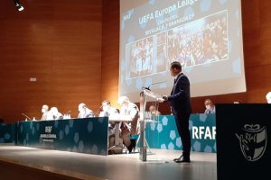 El presidente se dirige a los asambleistas.