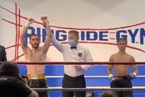 El árbitro levanta el brazo de Rayito y lo proclama vencedor.