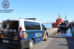 Imagen de archivo de un furgón de la Policía Nacional en el Puerto de Almería.