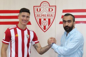 Darwin Núñez con Mohamed El Assy.