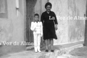 El niño Alberto Montoya, del barrio de la Joya, junto a su madre el día de su Primera Comunión.