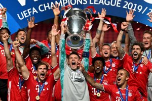 Los jugadores alemanes levanta la Copa.