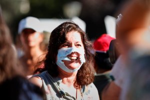 El uso de la mascarilla, uno de los grandes debates de los negacionistas.