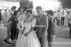 Una pareja de recién casados paseando por la feria cuando estaba en la explanada del puerto. Año 1987.