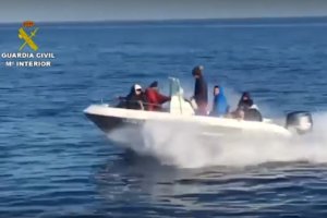 Vídeo de una patera a su llegada a Almería