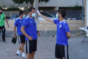 Nandinho pasando el control de temperatura.