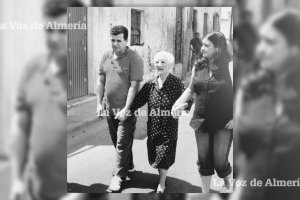 Josefa Punzón paseando por las calles del Barrio Alto junto a sus nietos. Regresó en agosto de 2007, tras sesenta y ocho años sin pisar su tierra.