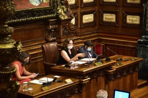 La alcaldesa Ada Colau, en el pleno sobre la monarquía del Ayuntamiento de Barcelona.