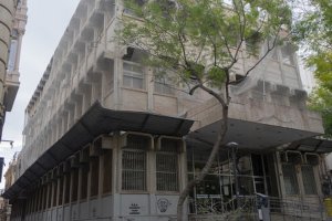 Fachada del antiguo edificio de Correos, que inicia la fase de venta directa.