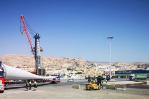 Llegada de una de las grandes palas al puerto de Almería
