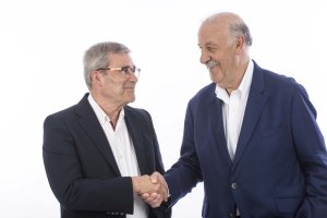 Vicente del Bosque tras la firma del acuerdo con Pedro Caparrós