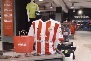 La nueva camiseta del Almería en Deportes Blanes.