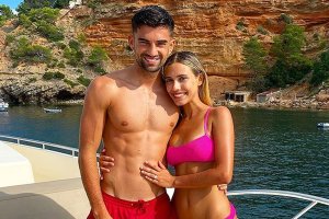 Enzo Zidane y Karen Gonçalves; ella con el anillo de compromiso.
