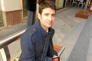 Antonio Cruz Romero con un ejemplar de su publicación en el centro de Almeria