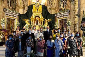 Las damas camareras de la Virgen del Mar ante la Patrona.