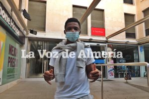 Largie Ramazani con LA VOZ y Cadena SER en el Paseo de Almería.