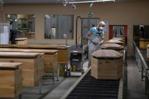 Imagen de archivo de ataúdes durante la pandemia del coronavirus.