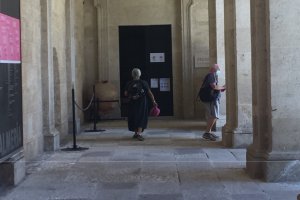 Turistas pasean por el claustro de la Catedral.