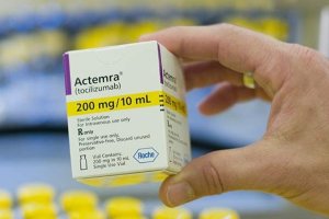 Un riesgo tres veces menor de muerte o ventilación mecánica frente a no recibir tratamiento.