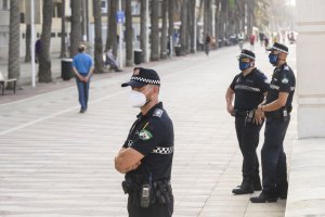 Dispositivo polician contra la covid.