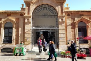 Fachada del Mercado Central a la que fueron lanzadas las llaves.