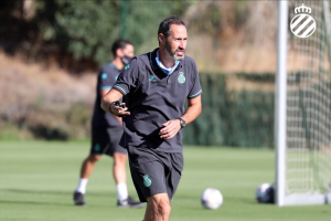 Vicente Moreno dirigiendo un entrenamiento del Espanyol.
