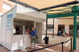 El Hospital de Poniente atiende a los vecinos de este distrito sanitario, el más afectado este fin de semana por el virus.