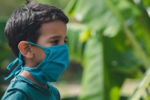 Una nueva investigación sugiere que los niños pueden propagar el SARS-CoV-2.