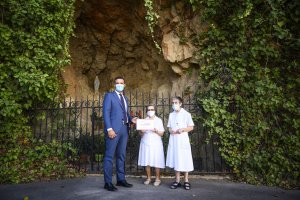 Entrega a la Casa de Nazaret del dinero recaudado con los abanicos solidarios.