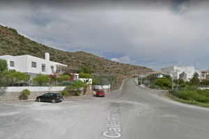 Calle Ronda de San José, en cuya ladera se proyectan viviendas y área comercial