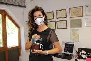 Rosalía Navarro, gerente de la agencia de modelos Navarro Pasarela, muestra su Premio de la ONCE.