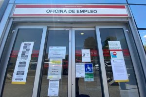 Exterior de una oficina de empleo.
