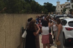 Profesionales de la educación esperan para hacerse la prueba del coronavirus a las puertas del IES Al-Ándalus.