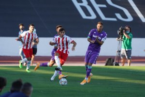 Dani Albiar golpea el balón con Joaquín presionando.