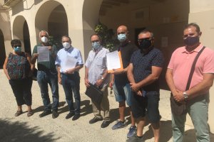 Representantes de las asociaciones de regantes ayer con sus escritos en la Plaza Vieja.