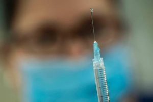 Cuando llegue la vacuna se tendrá que decidir de qué manera distribuirla.