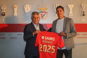 Darwin con el presidente del Benfica.