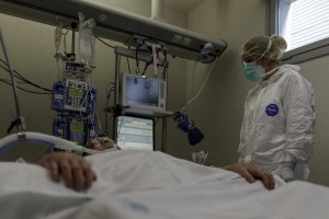 Muere la novena residente de El Zapillo en un día con 449 curados.