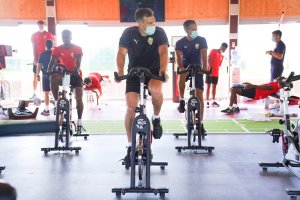 Fernando haciendo bicicleta estática.