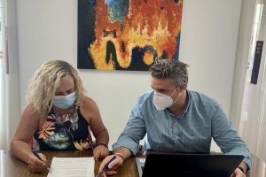 El alcalde, Manuel Jesús Flores Malpica, y la concejal de Servicios Sociales, Juani Novis