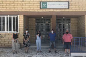 Parlamentario municipales del PSOE frente al colegio de Tahal.