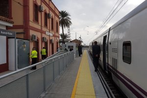 Un tren en la estación de Huércal de Almería-Viator.