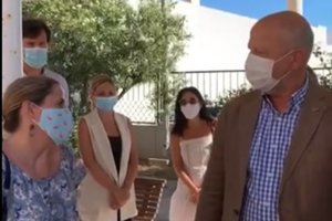 Javier Imbroda, consejero de Educación, habla con docentes en su vista al IES Sabinar de Roquetas.