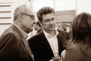 El empresario José Miguel García (en el centro) junto a Domingo Haro, su bodeguero en Cuevas.