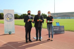 Alcalde, presidente y concejala de Deportes con su abono.