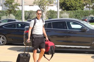 Petrovic con la maleta el día que se fue el Almería a Marbella.