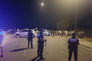 La Policía desaloja un botellón en el que participaban casi medio centenar de personas en Felanitx (Mallorca).