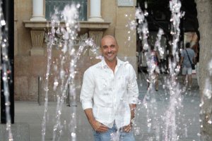 Sergio Morante en la Plaza del Educador y ante el histórico edificio Banesto.