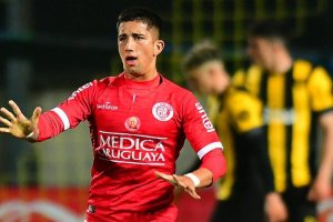 Cristian Olivera en un partido con el Rentistas.